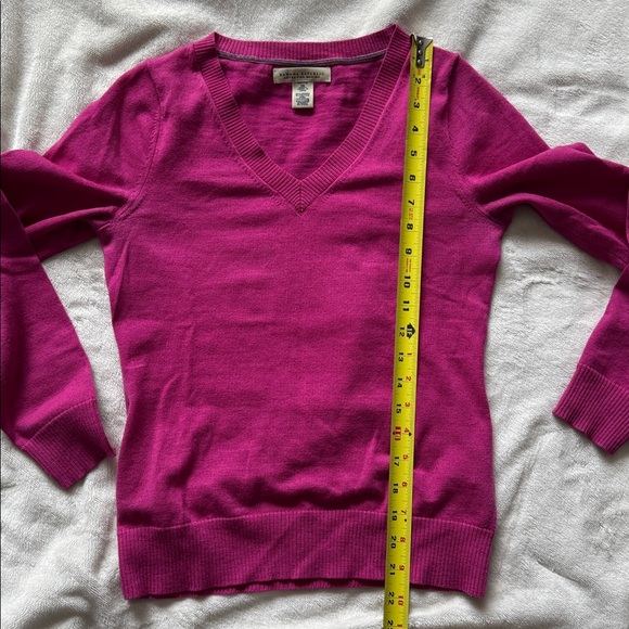 Banana Republic V-Neck Wool Sweater in Fuchsia- size XS - Picture 7 of 7